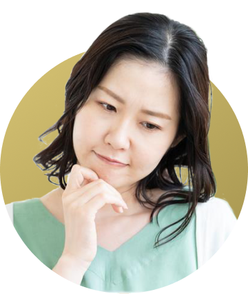 女性があごに手を当てて悩む